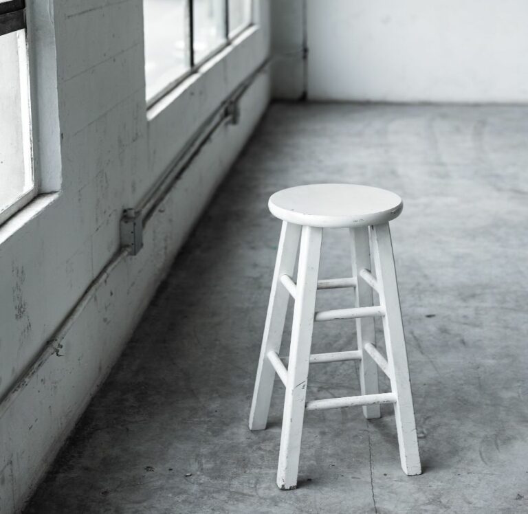 Diese 7 weißen Hocker sind echt praktisch (und beliebt)