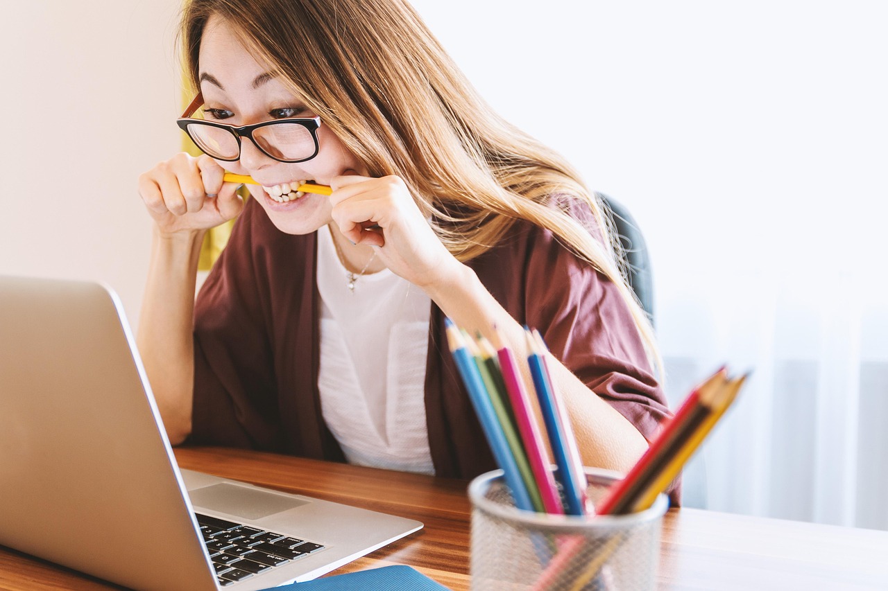 Frau arbeitet konzentriert am Laptop im Homeoffice-Kundenservice